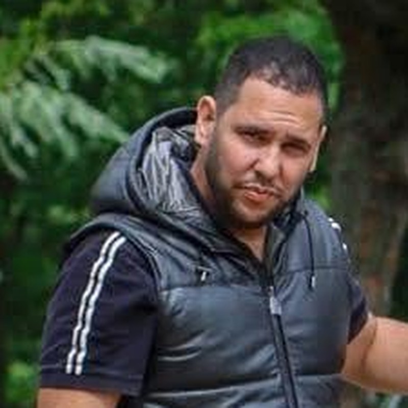 Portrait de Selim Reggabi, fondateur d'Expos Sans Détour